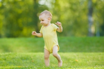 Chodí vaše dieťa rado bosé? 10 výhod pre zdravie pri chôdzi naboso